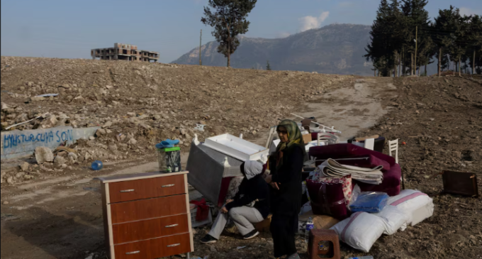 Choque e confusão enquanto a Turquia confisca as casas dos sobreviventes do terremoto