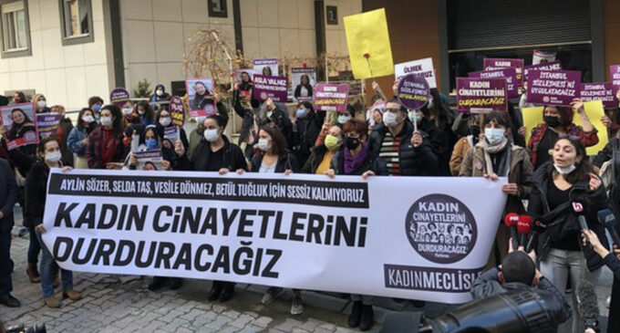 338 mulheres na Turquia foram vítimas de feminicídio em um ano, diz relatório