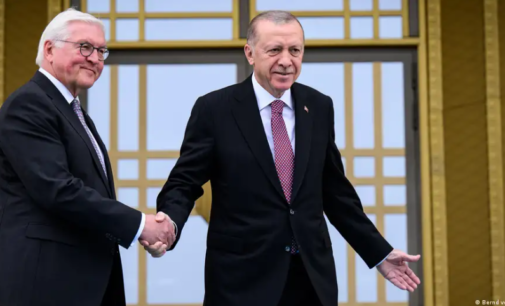 Steinmeier pede a retomada dos laços com a Turquia