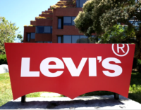 Levi’s sob ataque após fornecedor demitir centenas de trabalhadores