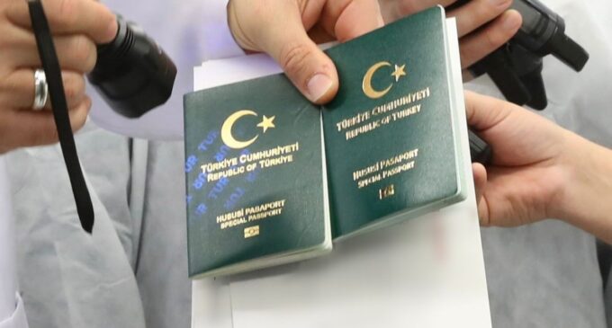 Preocupações com a segurança aumentam à medida que a Turquia expande o uso de passaportes oficiais para contornar regulamentos de visto