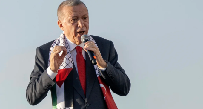 Erdogan aumenta a pressão sobre Israel enquanto a popularidade de seu partido diminui