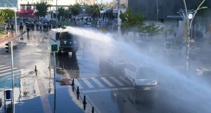 Jornalistas estão entre dezenas de detidos durante protestos devido à remoção de prefeitos curdos