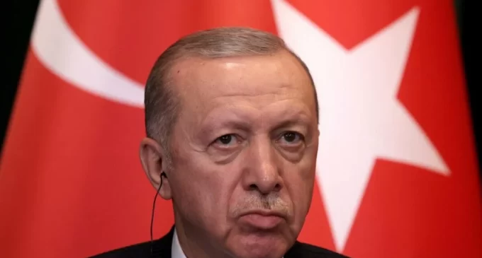 Maioria dos turcos se opõe à emenda constitucional que permitiria a reeleição de Erdoğan